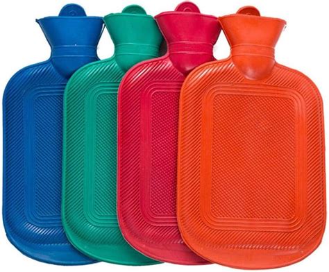 Mujer aplicando una bolsa de gel caliente en la espalda baja