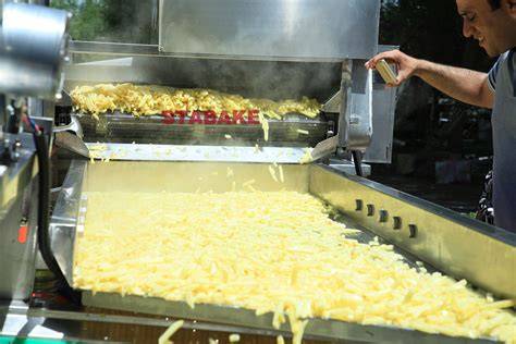Proceso de rallar y escurrir patatas para tortitas