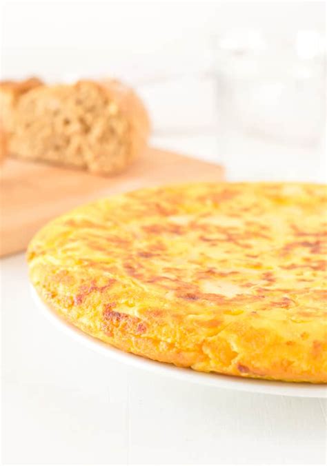 Tortilla de patatas vegana recién hecha en una sartén