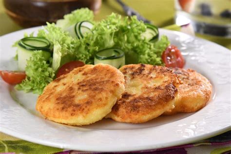 Variedad de tortitas de papa veganas con ensalada