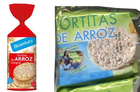 Variedad de tortitas de arroz en un supermercado