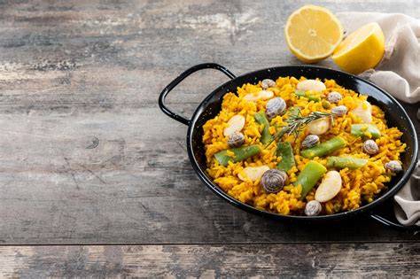 Mesa con paella valenciana tradicional