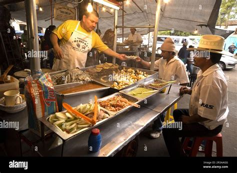 Zona de El Mercat con diferentes puestos de comida