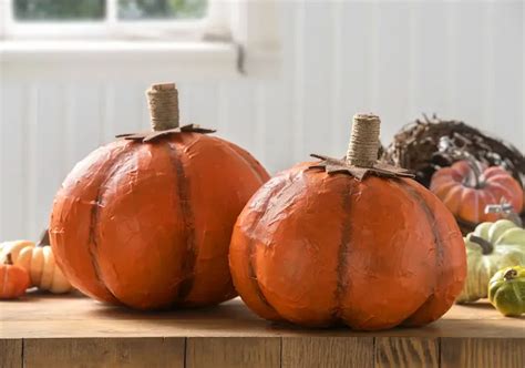 Calabazas de papel maché con diferentes acabados