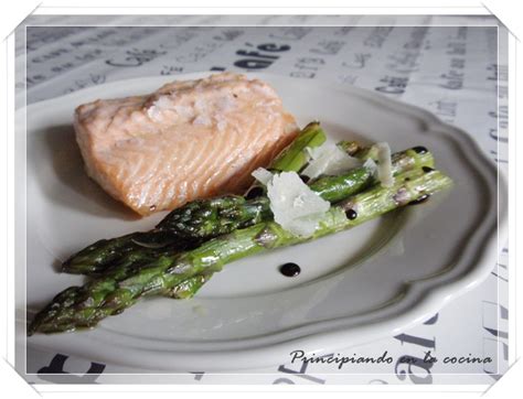 Plato de espárragos trigueros envueltos en salmón gratinados al horno