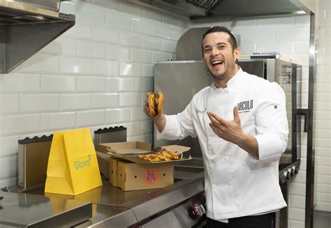 Carlos Maldonado cocinando