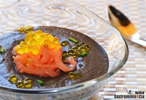Salmón marinado con caviar y ajo blanco