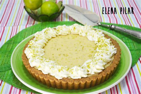 Tarta de lima artesanal decorada con ralladura cítrica
