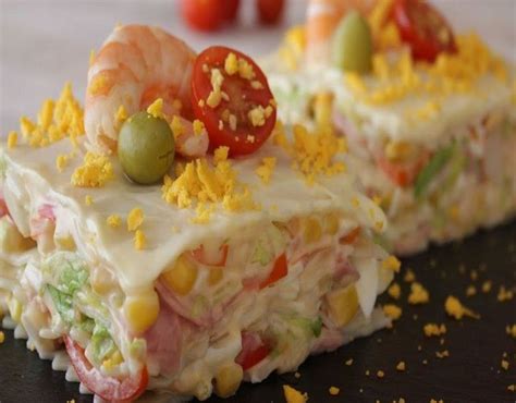 Imagen de una lasaña fría de verano con alcachofas