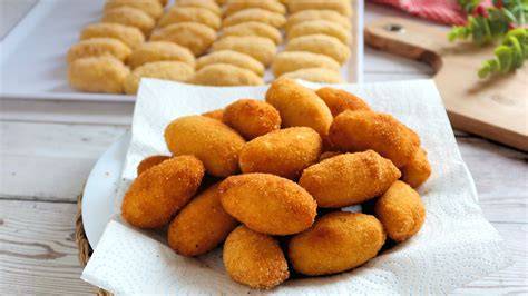 Croquetas empanadas listas para freír