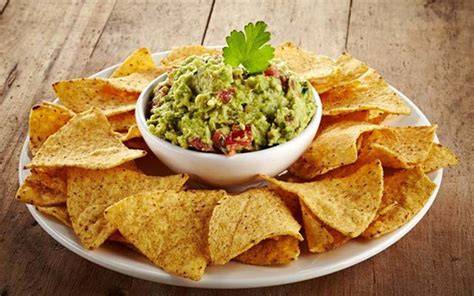 Nachos caseros con guacamole y otros dips