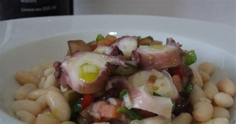 ensalada de alubias con pulpo y verduras frescas