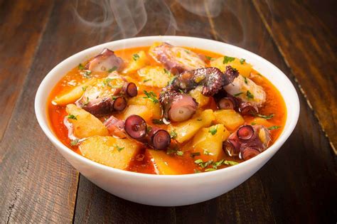 guiso tradicional de alubias con pulpo servido en plato hondo
