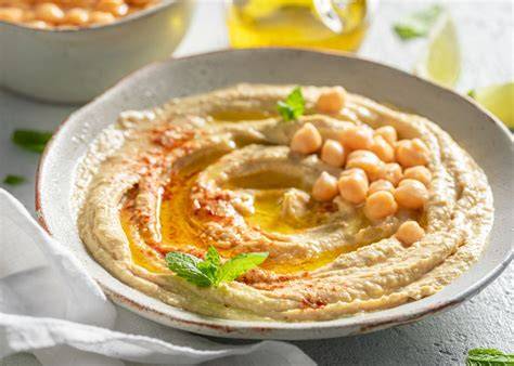Plato de hummus de garbanzos