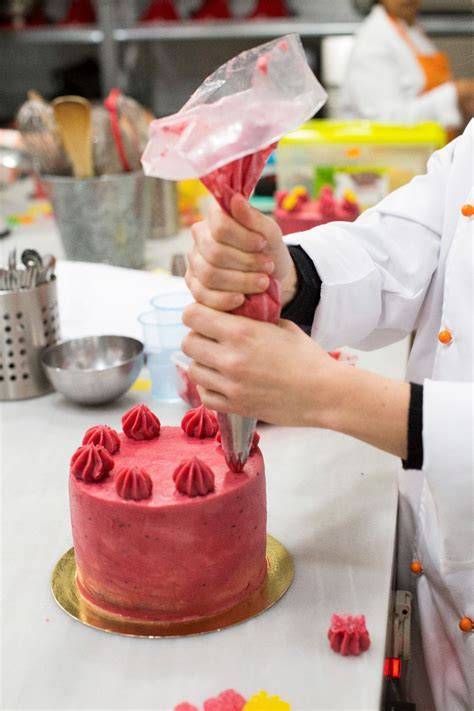 Pastelero decorando una tarta de cumpleaños personalizada en Bilbao