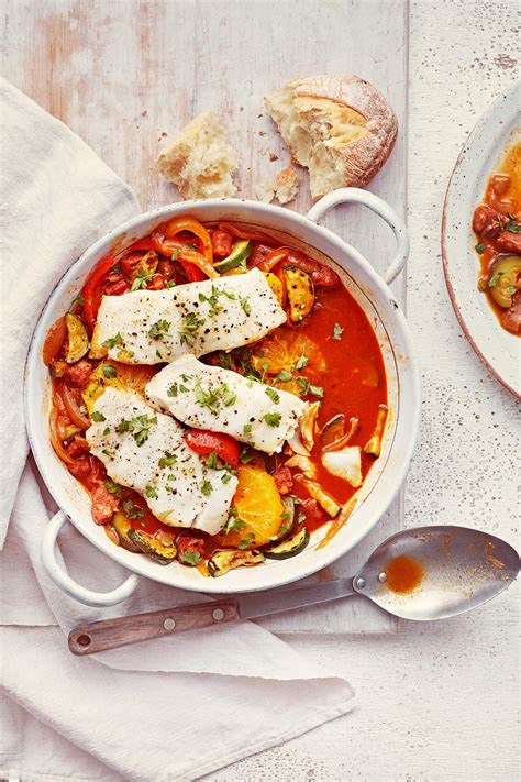 Merluza con chorizo en una cazuela