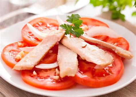 Ensalada fresca de tomate con cebolla y ventresca de atún