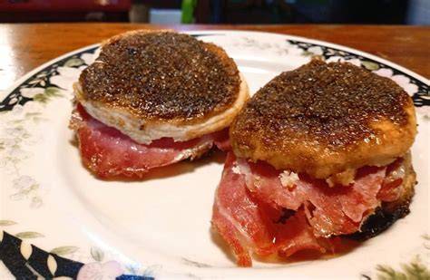 Tortitas negras rellenas con jamón crudo