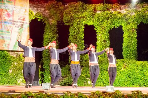 Bailarines de flamenco interpretando una pieza emotiva