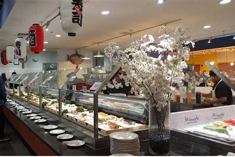Variedad de sushi en un buffet