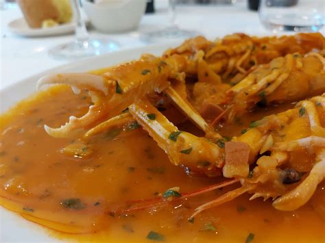 Cigalas cociéndose en salsa