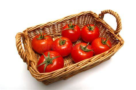 Tomates verdes en una cesta