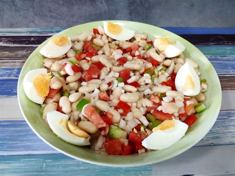 Ensalada fresca de alubias blancas con vegetales