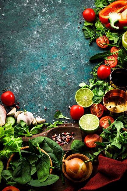 Tabla con ingredientes frescos para ensaladas