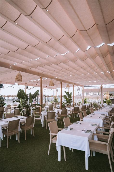Salón espacioso y terraza ajardinada de MANĀ 75