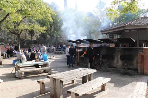 Gente diversa disfrutando de una barbacoa en Torrent de Can Coll