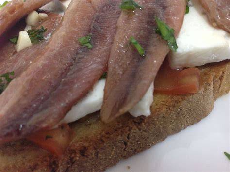Tosta de anchoas del Cantábrico con queso