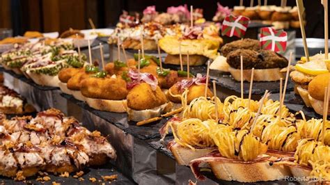 Variedad de pintxos gourmet en una barra
