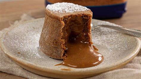 Variedad de postres caseros, incluyendo volcán de dulce de leche y carrot cake