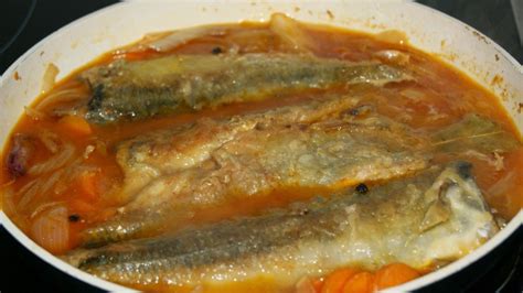 Chicharro en escabeche en una cazuela de barro