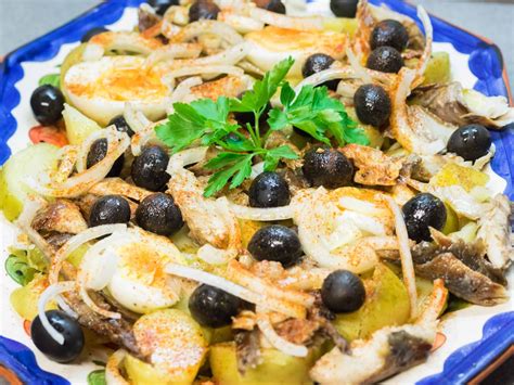 Chicharro en escabeche servido con patatas cocidas y ensalada