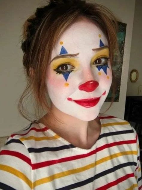 Proceso de maquillaje de un payaso