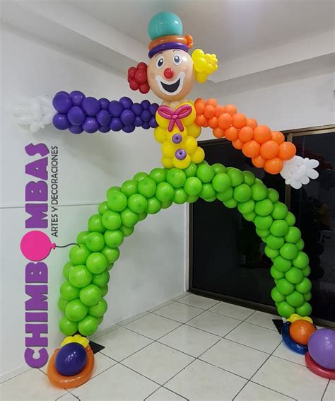 Niños recibiendo globos de un payaso