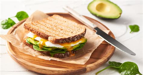 Sándwich de pan de espelta con aguacate