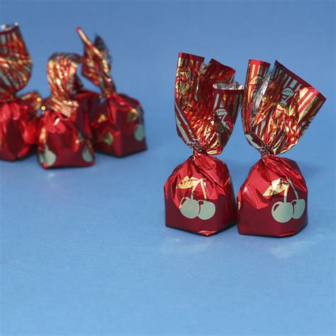 caja de bombones de chocolate con licor y cereza