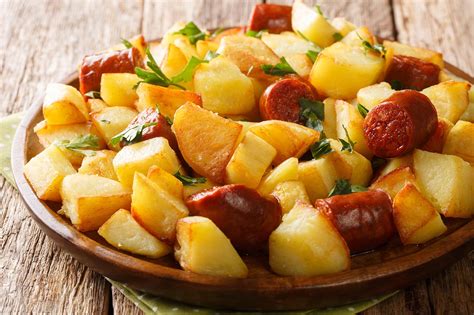 Patatas con chistorra y setas servidas en plato