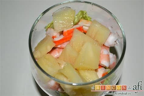 Piña troceada y palitos de cangrejo
