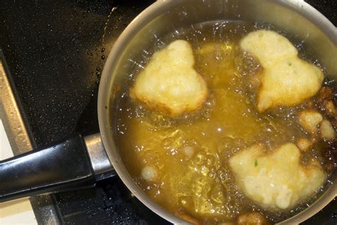 Buñuelos de bacalao friéndose en aceite