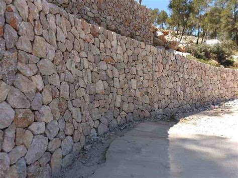 Técnica de colocación de piedras en muros de barbacoa
