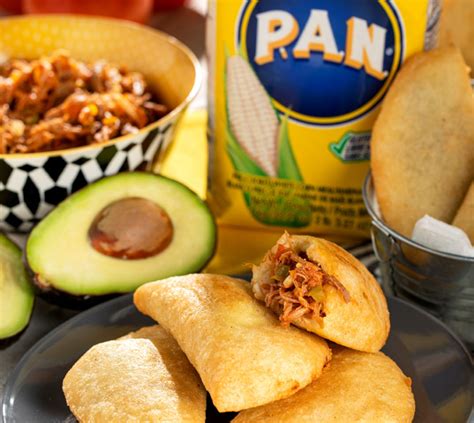 Variedad de platos preparados con harina P.A.N. como arepas y empanadas