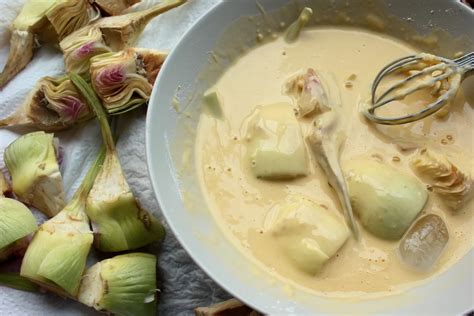 Proceso de rebozado de las alcachofas