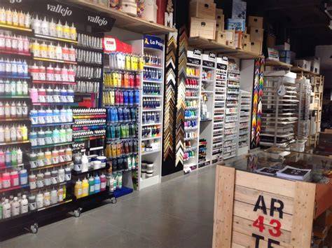 Interior de una tienda de bellas artes con variedad de productos