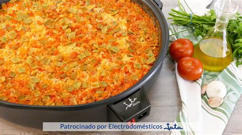Arroz con carne y verduras recién hecho en paellera eléctrica