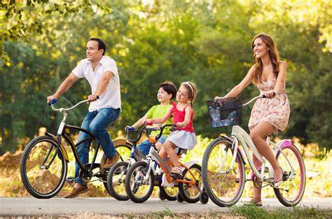Familia andando en bicicleta con niños
