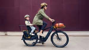 Bicicleta cargo eléctrica con niños en la parte delantera