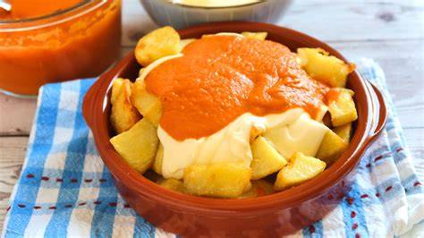 Detalle de las patatas bravas con pimentón